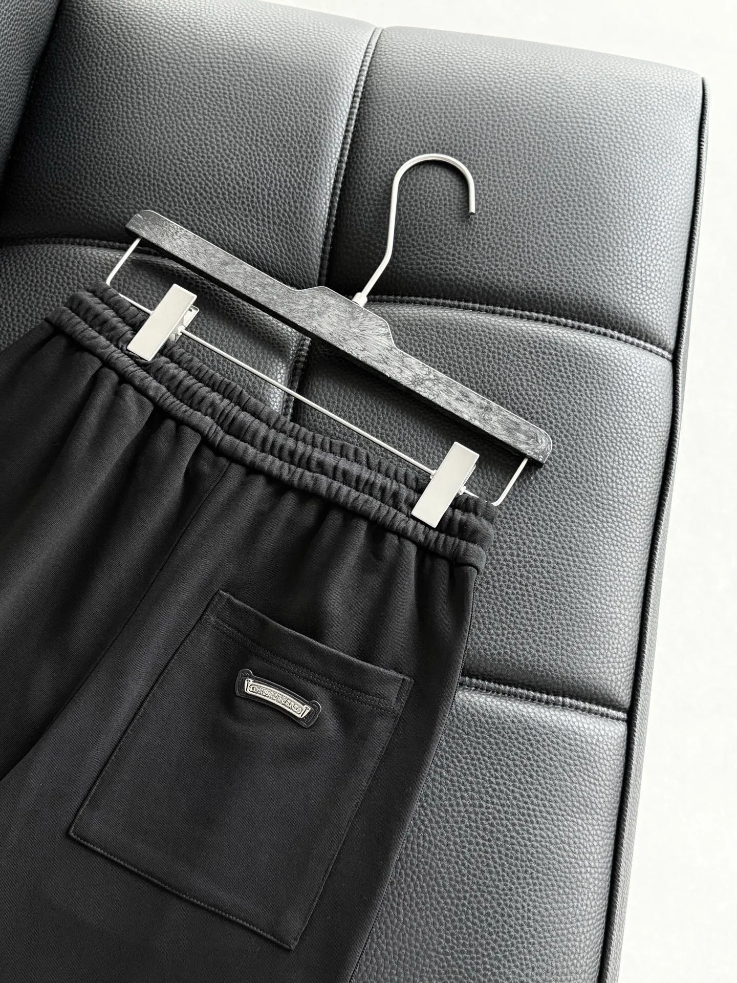 P506 💰 Chrome Chrome Heart with leather casual cotton trousers, new original cross with leather casual cotton trousers, vibe style niche high-waisted straight slim trousers. Chrome Heart’s classic cross is expressed in the form of a label, and the customized hardware does not have a bit of a rustic feel. It is luxurious without losing its connotation. The fit is perfect, super soft and skin-friendly after washing, and the whole pair of pants has a cross design. Built by top heavy industry, this is a magic weapon you can’t miss!男女同款，小红书同款。  颜色:黑色 码数:m~3x 款号:3738